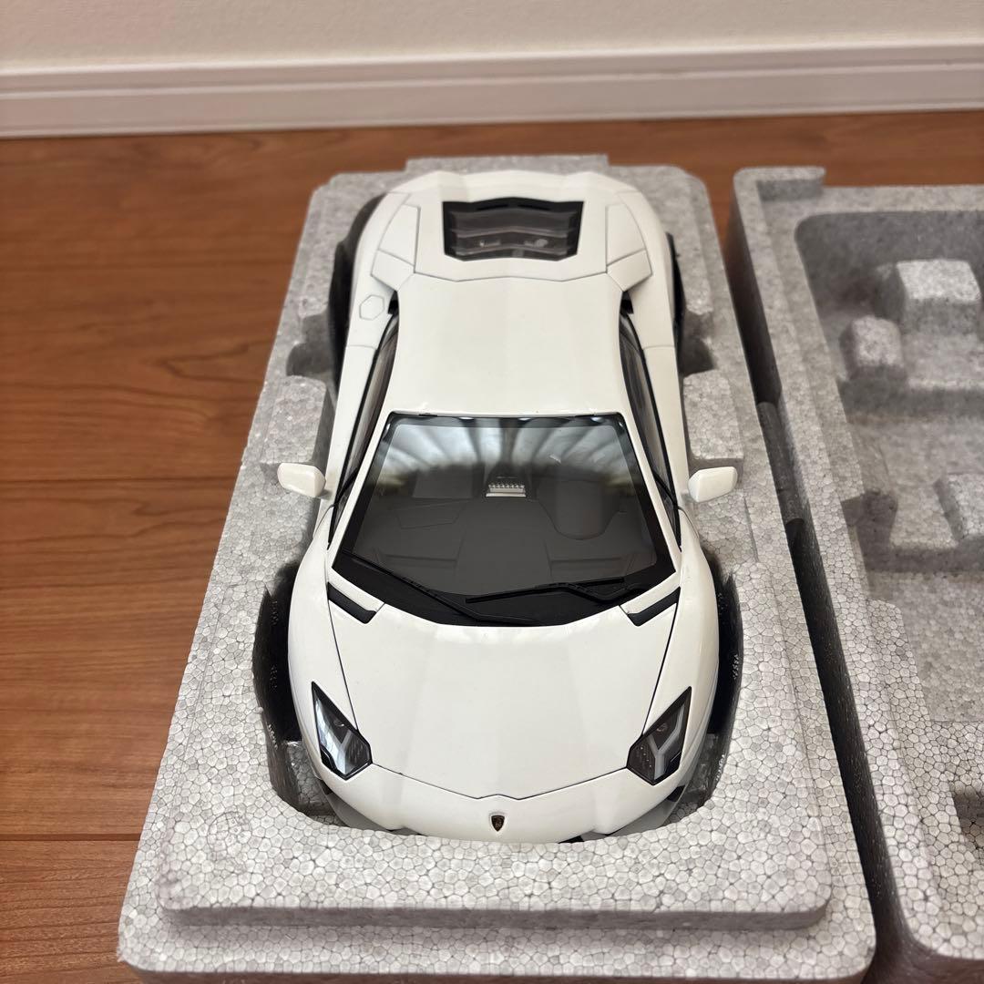 オートアート　ランボルギーニ アヴェンタドール Lホワイト 1/18