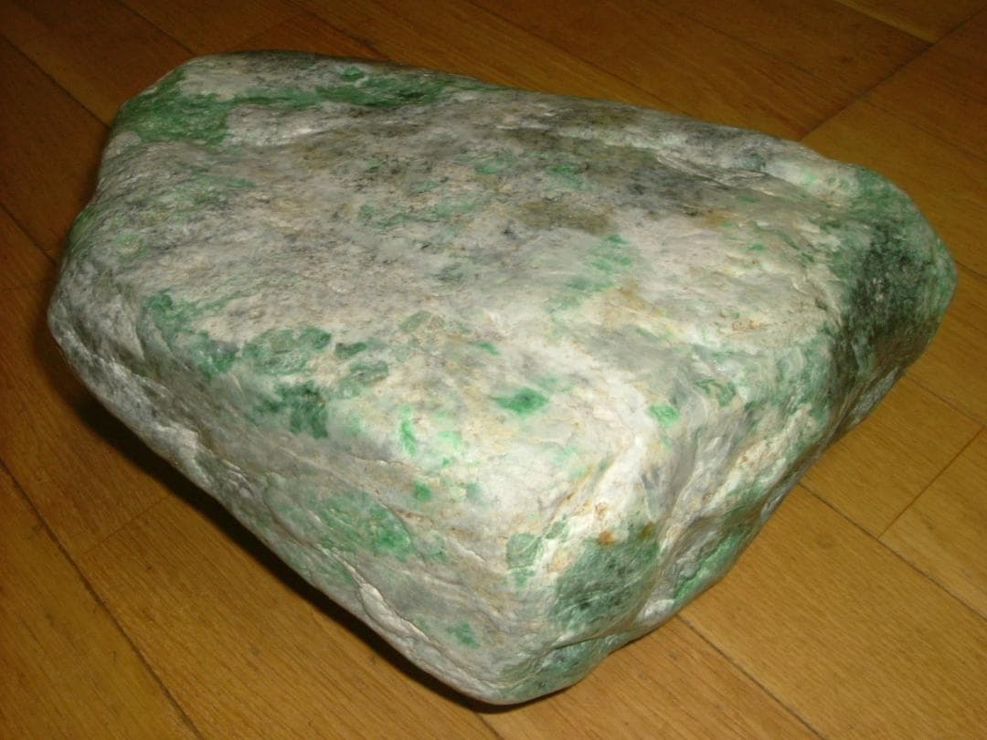 黒灰×緑】糸魚川ヒスイ翡翠原石20kg