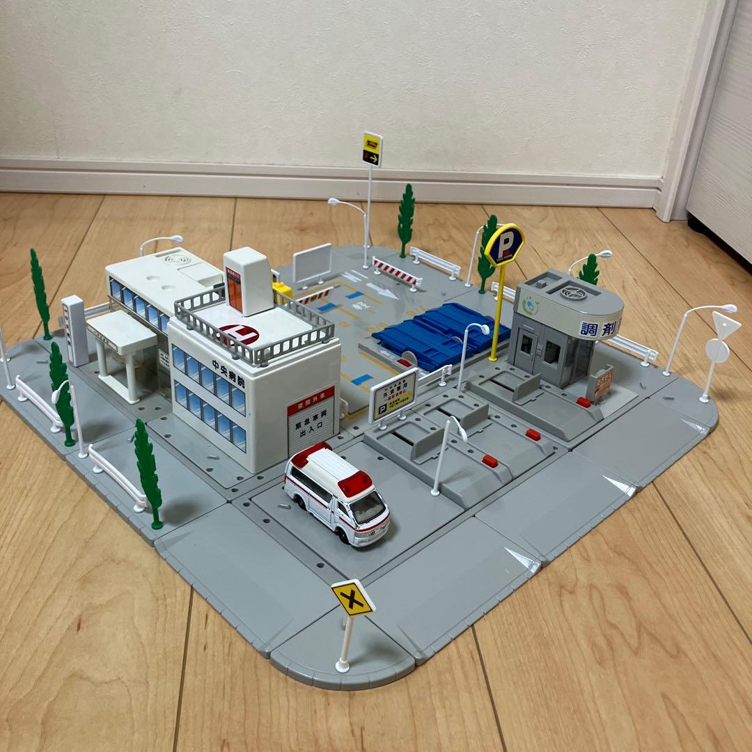 トミカタウン 病院 駐車場　薬局　トミカ