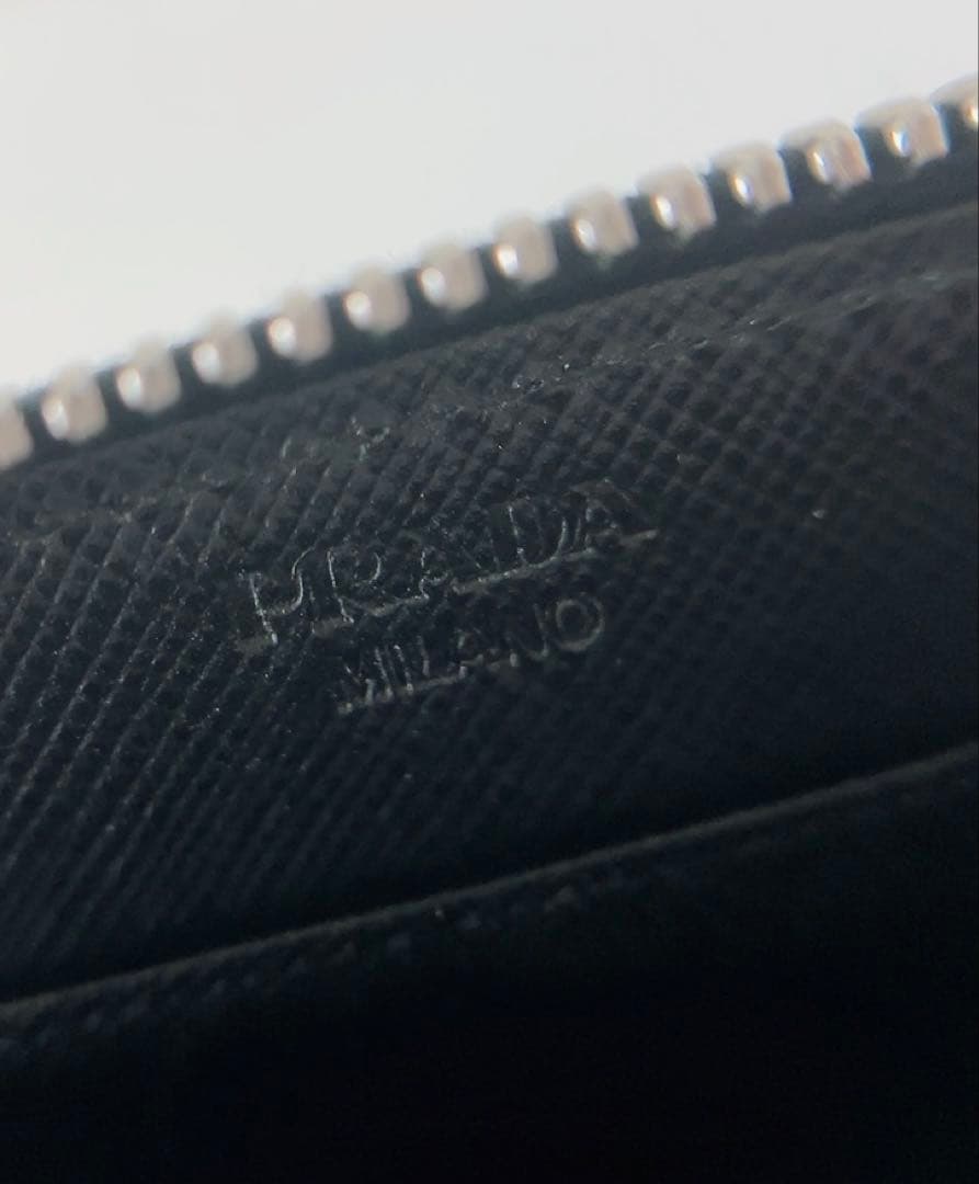プラダ　PRADA ケース　黒　ラウンドファスナー　三角ロゴ