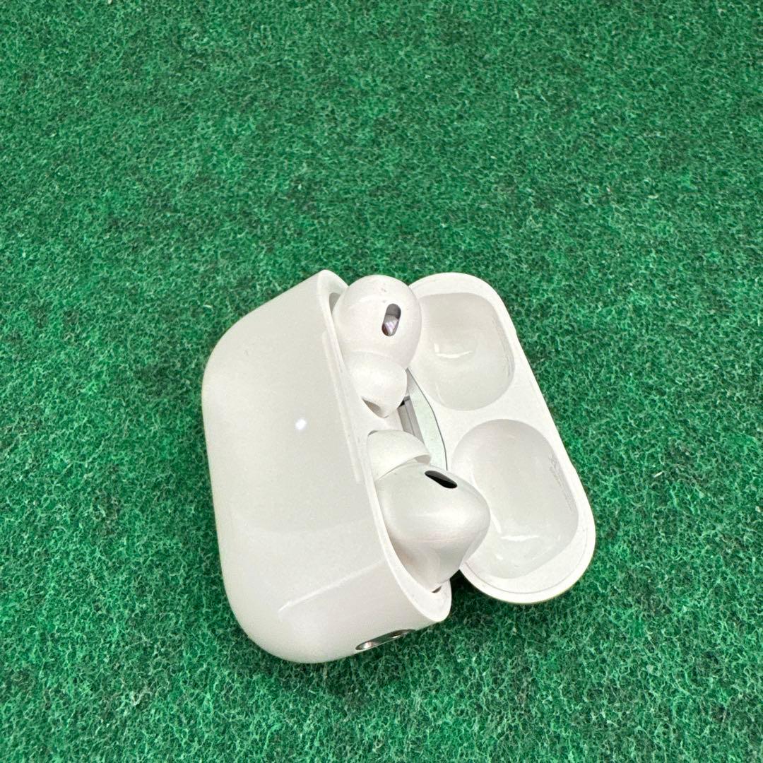 AirPods本体 ホワイト 充電ケース付き - メルカリ