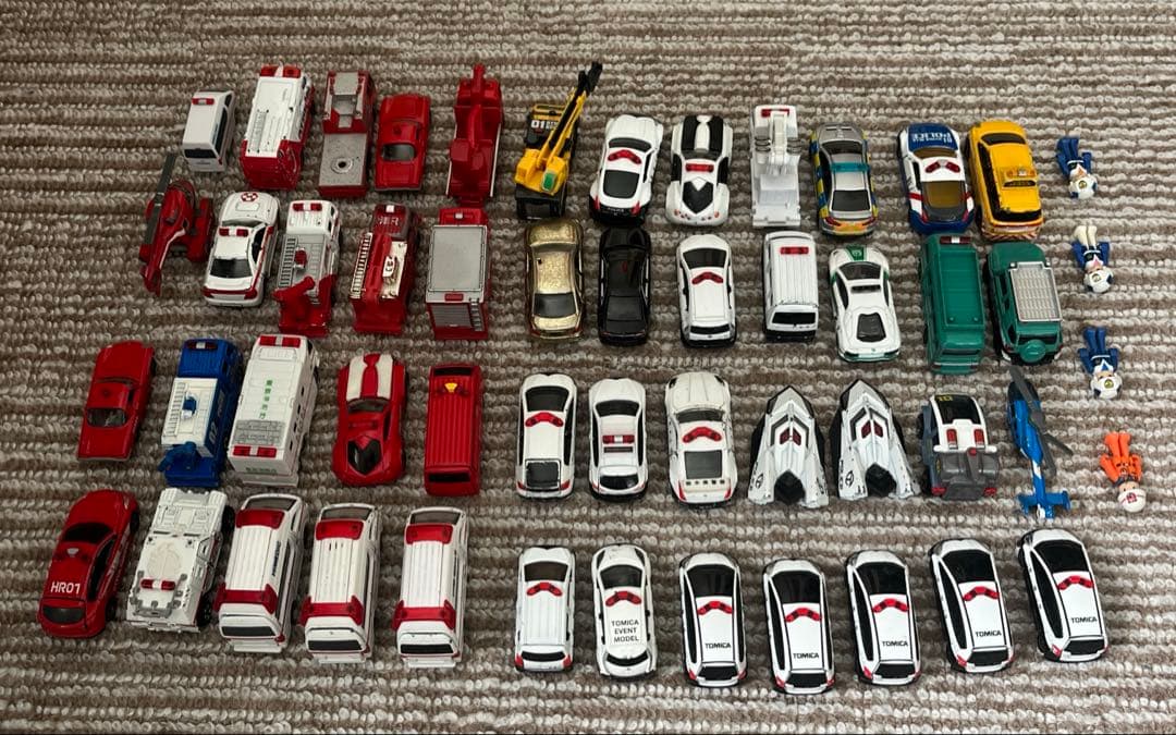 トミカ　まとめ売り（パトカー・救急車・消防車・ヘリコプター等）　48台