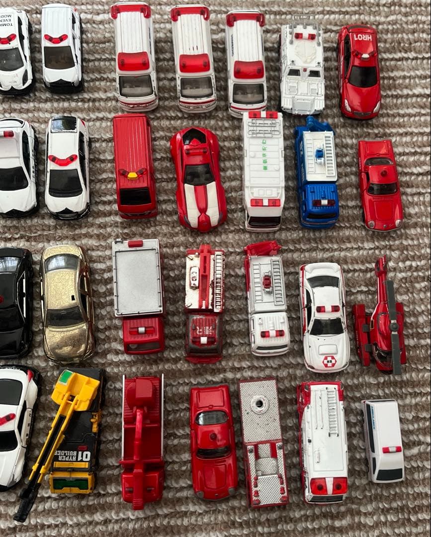 トミカ　まとめ売り（パトカー・救急車・消防車・ヘリコプター等）　48台