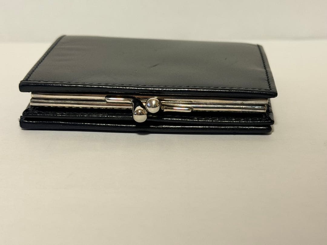 PRADA ブラック 二つ折り財布　がま口　小さい　黒　シンプル　レザー