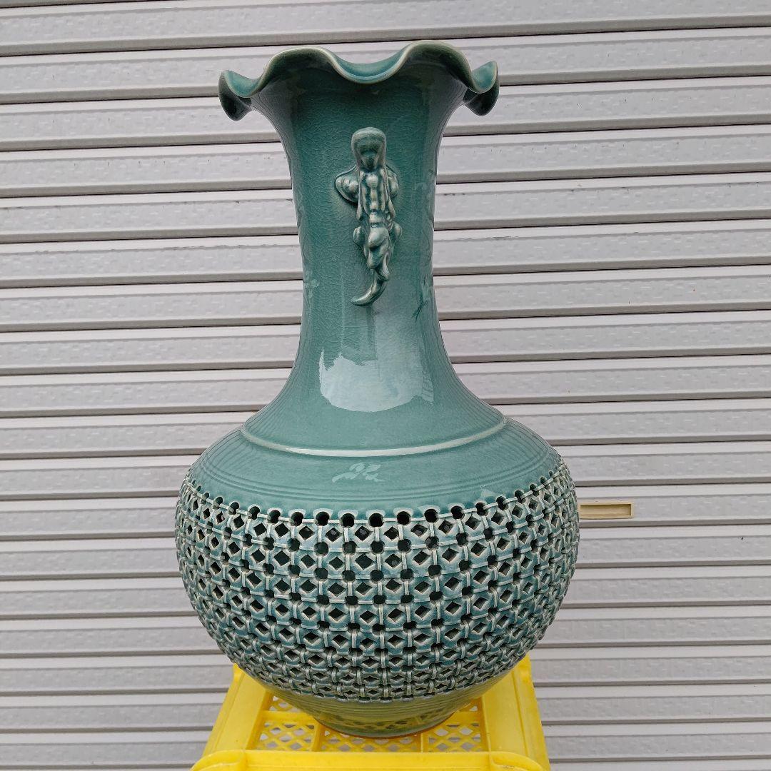 青磁、透かし耳付き壺