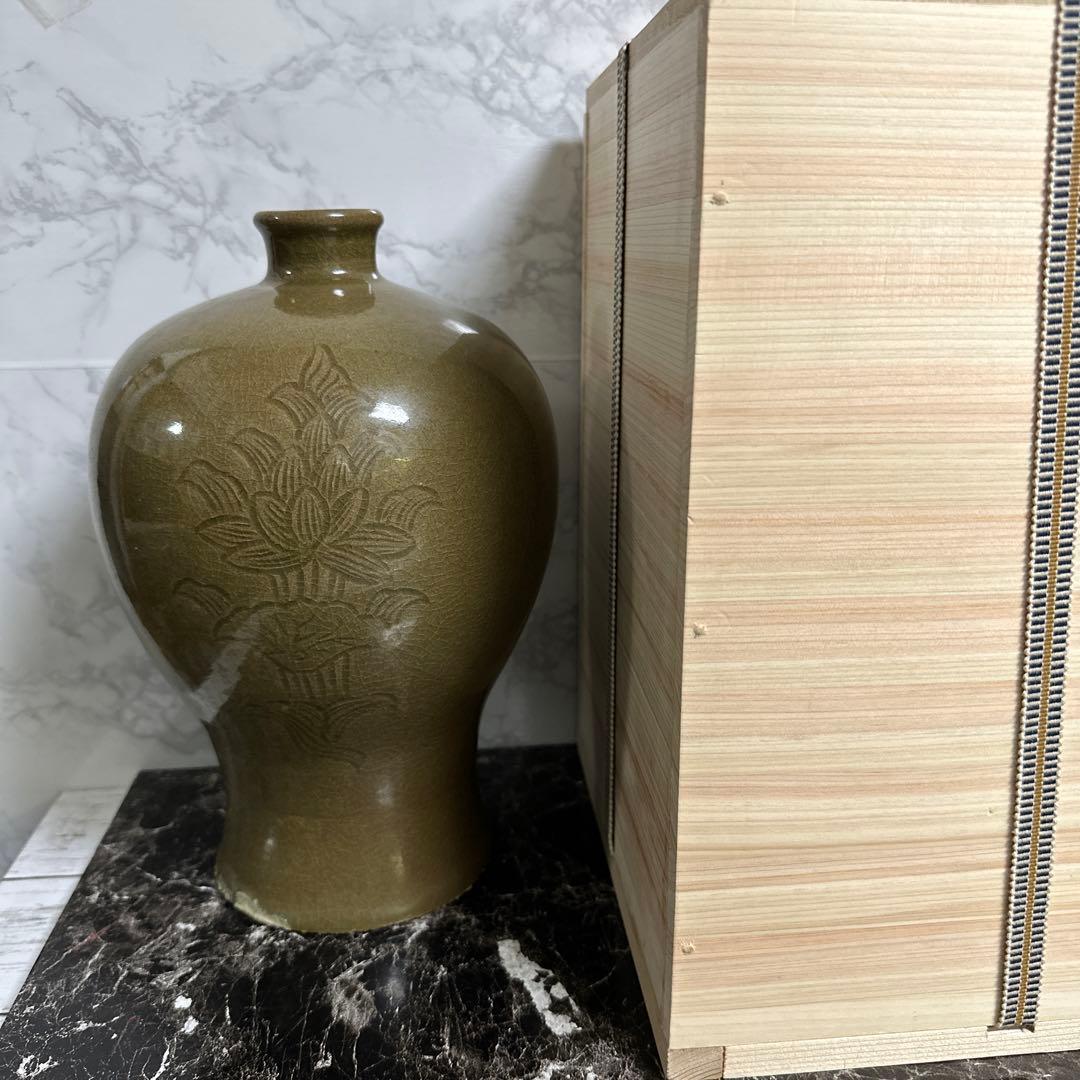 高麗青瓷、陰刻草花紋、大梅瓶。