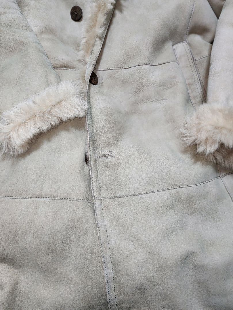 GIMO'S のライトグレーの軽く柔らかいトスカーナムートンスエードコート。