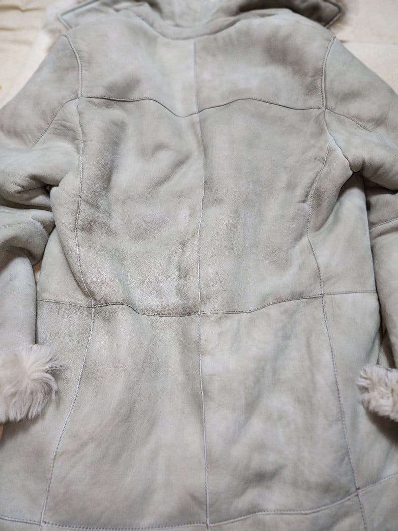 GIMO'S のライトグレーの軽く柔らかいトスカーナムートンスエードコート。