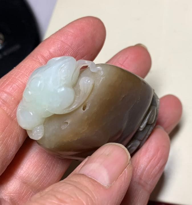 和田白玉（ホータンはくぎょく）三脚ガマ56mm