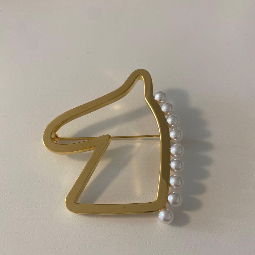 美品】馬ブローチ seven ten by miho kawahito - メルカリ