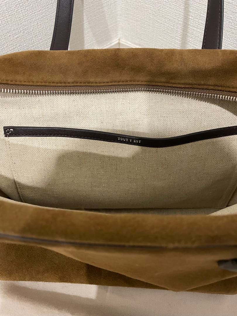 TOUT Y ESTトゥティエ ブラウン スエード SAC LOQUET