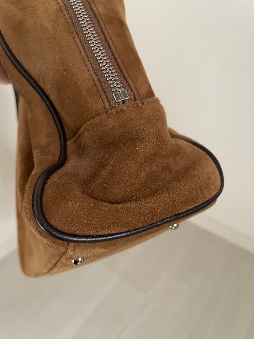 TOUT Y ESTトゥティエ ブラウン スエード SAC LOQUET