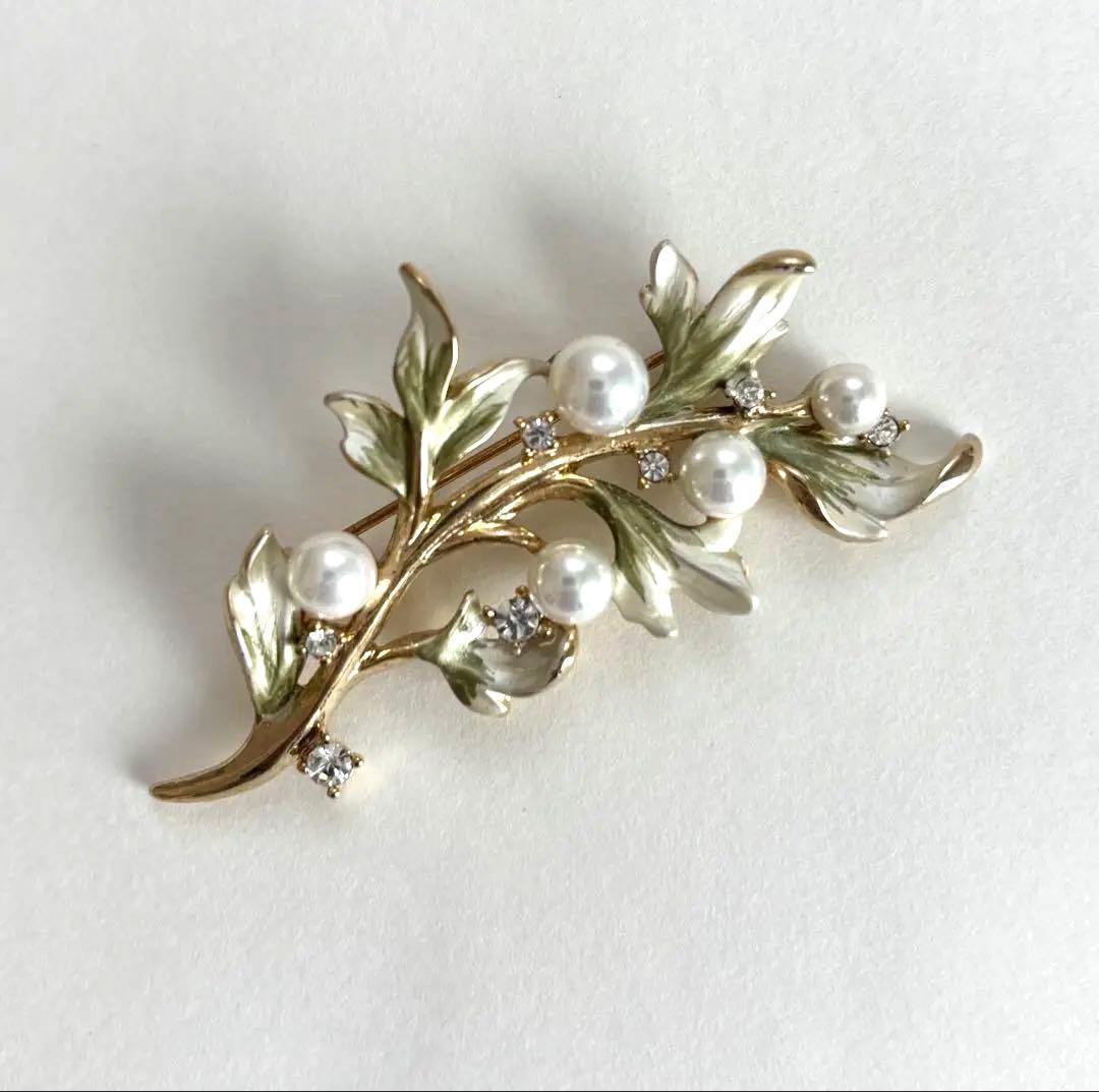 ヴァンドームブティック 葉にパールとクリスタルのブローチ