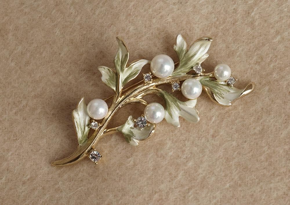 ヴァンドームブティック 葉にパールとクリスタルのブローチ