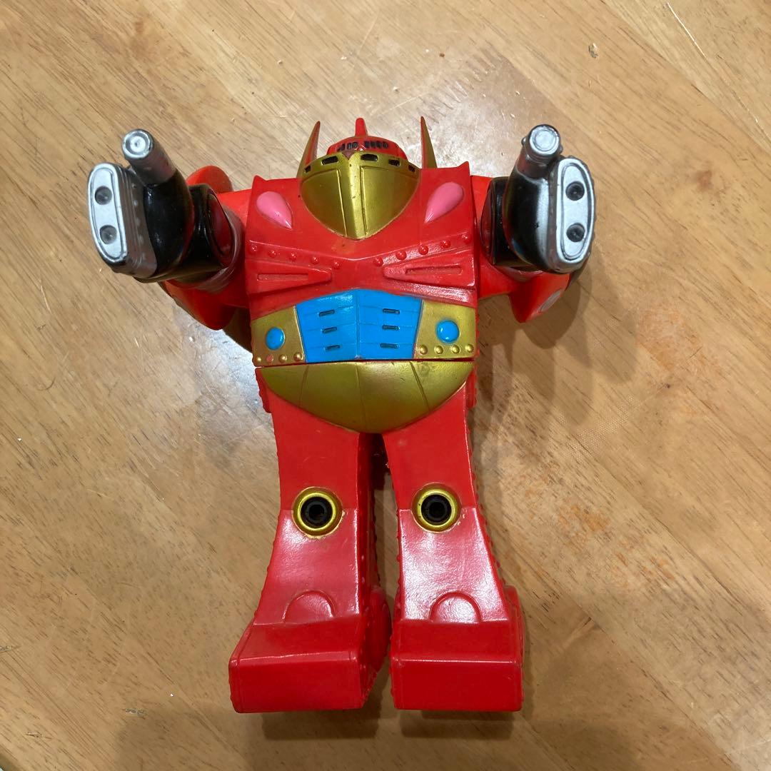 a*k様 赤いロボット型フィギュア