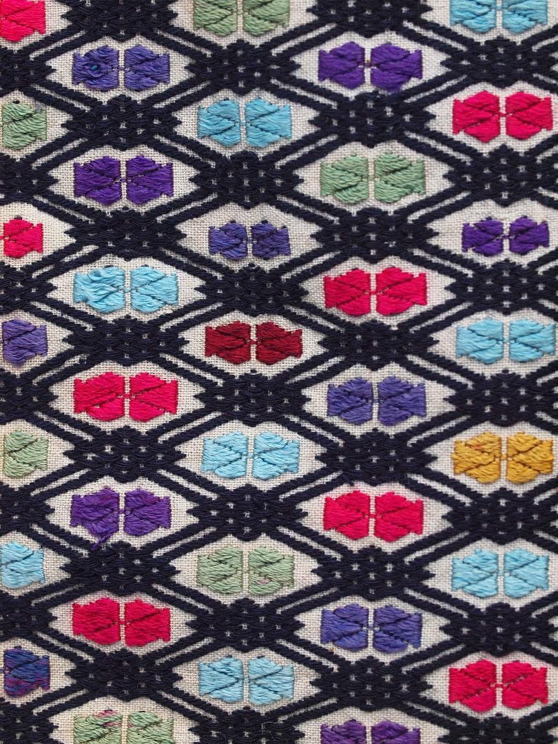 中国貴州省で入手、約300の格子状菱形紋に6花弁紋