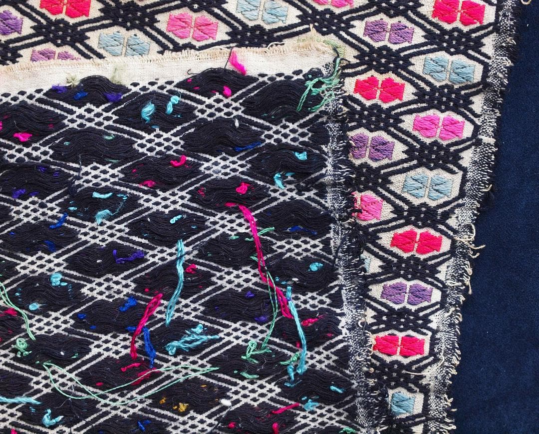 中国貴州省で入手、約300の格子状菱形紋に6花弁紋