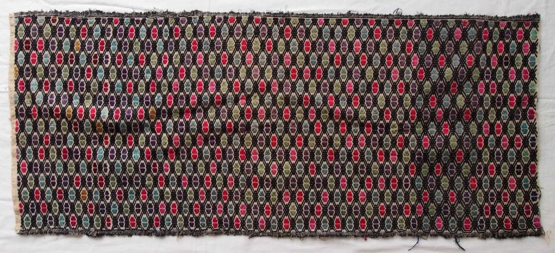 中国貴州省で入手、約300の格子状菱形紋に6花弁紋