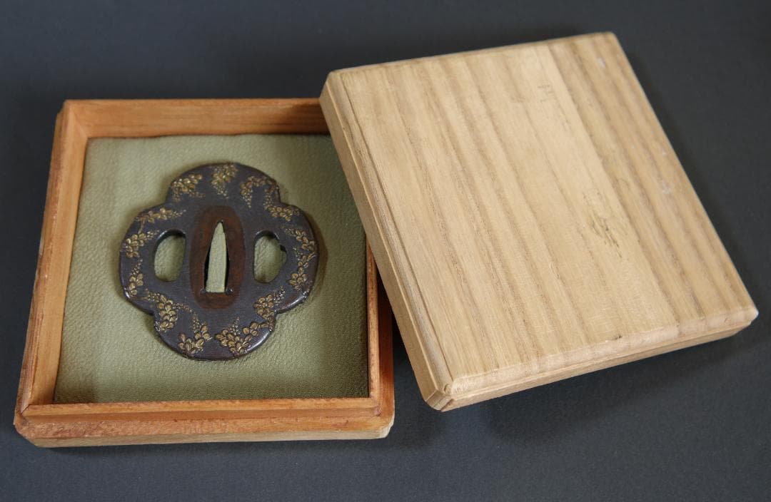 鍔 鐔 武具 骨董 刀装具 江戸時代【美濃 銅魚々子地 萩図鍔】(鍔箱付き)