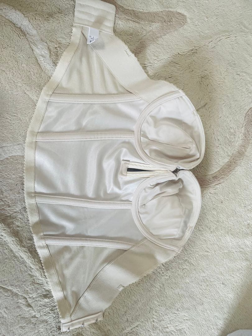 ＜最終値下げ！＞【美品】ブライダルインナー　バックレスビスチェ（F70）