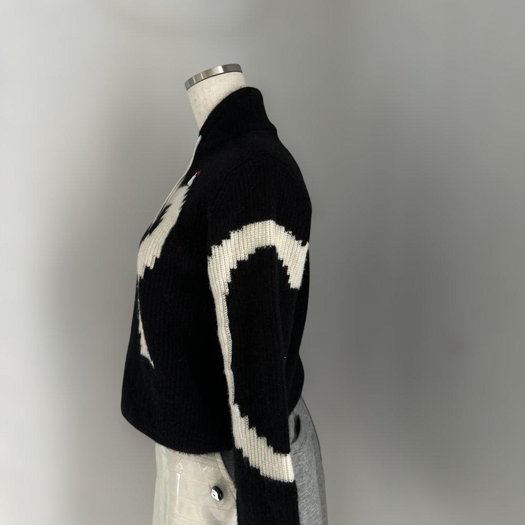 フード付きクロップドセーター 黒と白