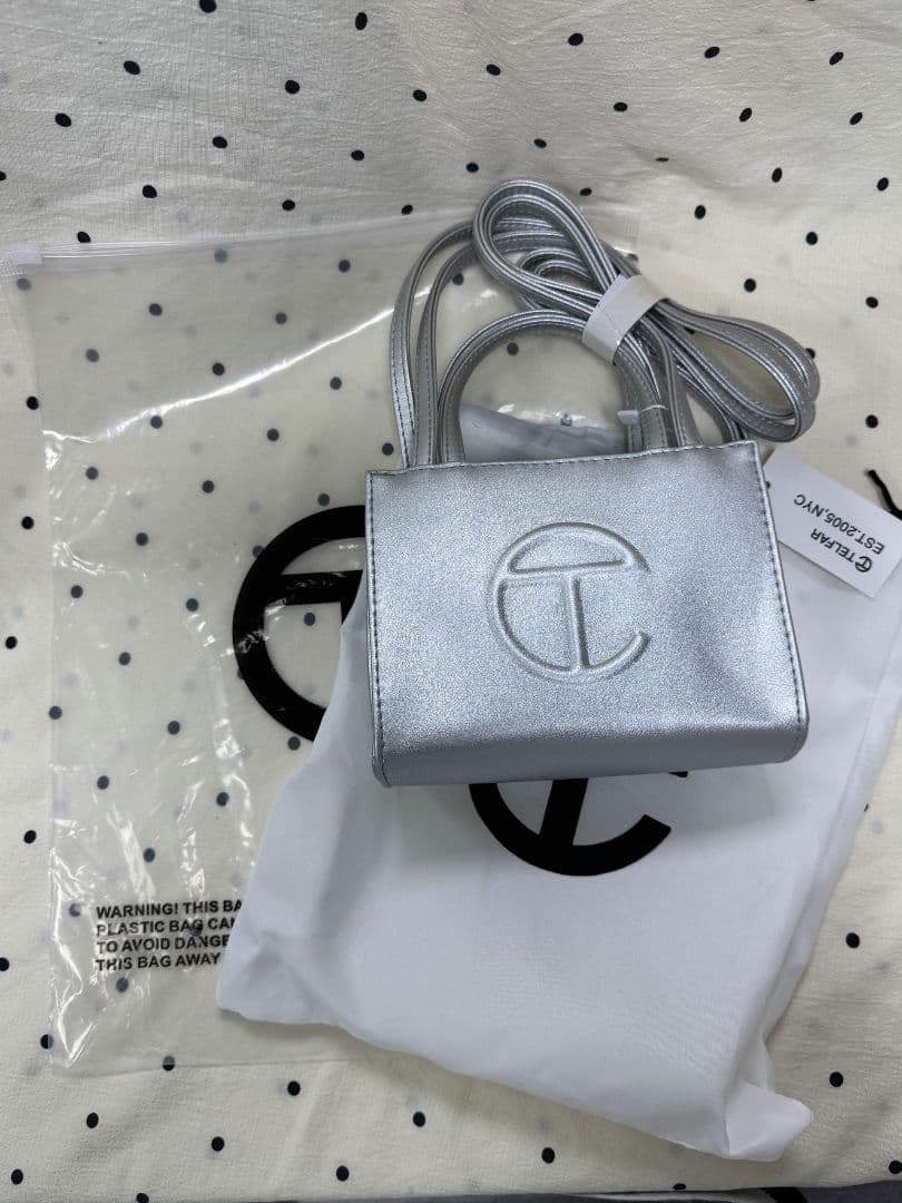 TELFARシルバー 合成皮革 ショルダーバッグ ロゴ入り