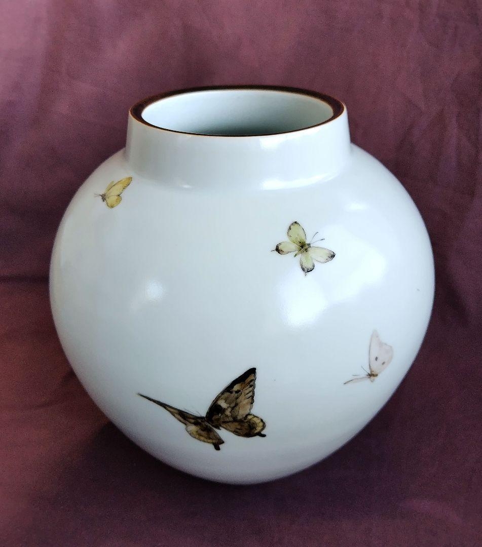 色絵磁器蝶図壺 (未使用 新品同様)