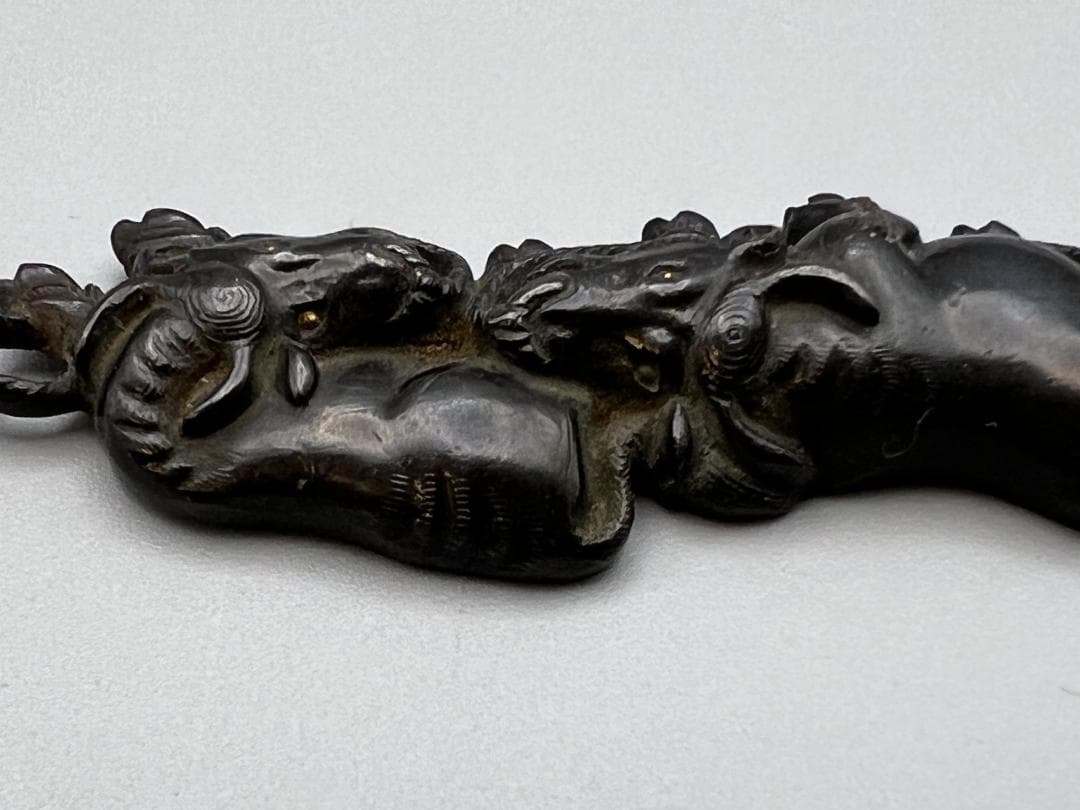 【海】江戸明治金工　二疋牛図　金目　手彫　目貫一体　銅製鍍金　骨董品　専用箱付