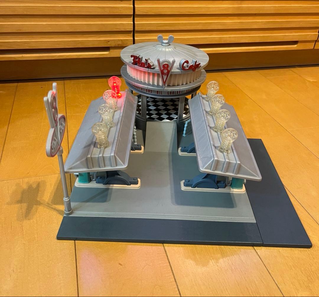 マテル　カーズ　フローのV8カフェギミック付きプレイセットフロー1台付き