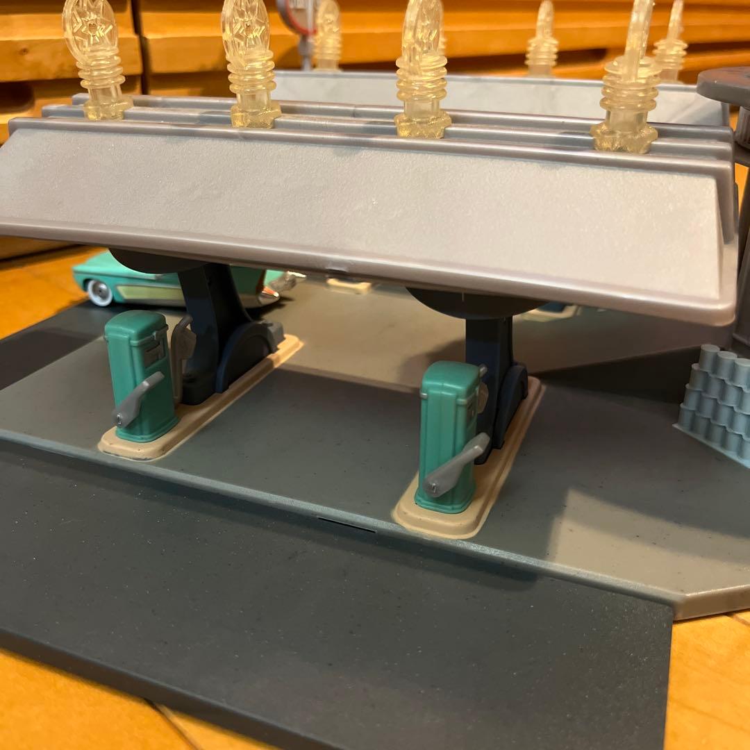 マテル　カーズ　フローのV8カフェギミック付きプレイセットフロー1台付き