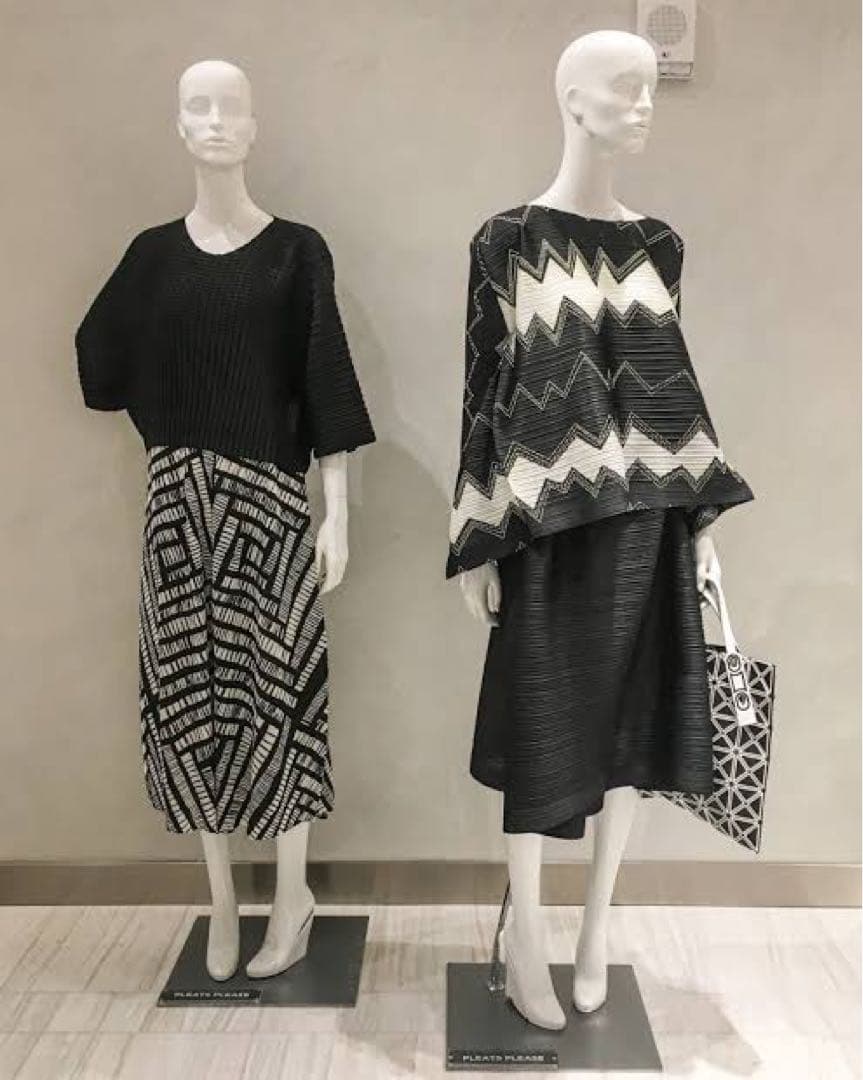 [美品•人気]PLEATS PLEASE白黒幾何学模様 フレアシルエットパンツ