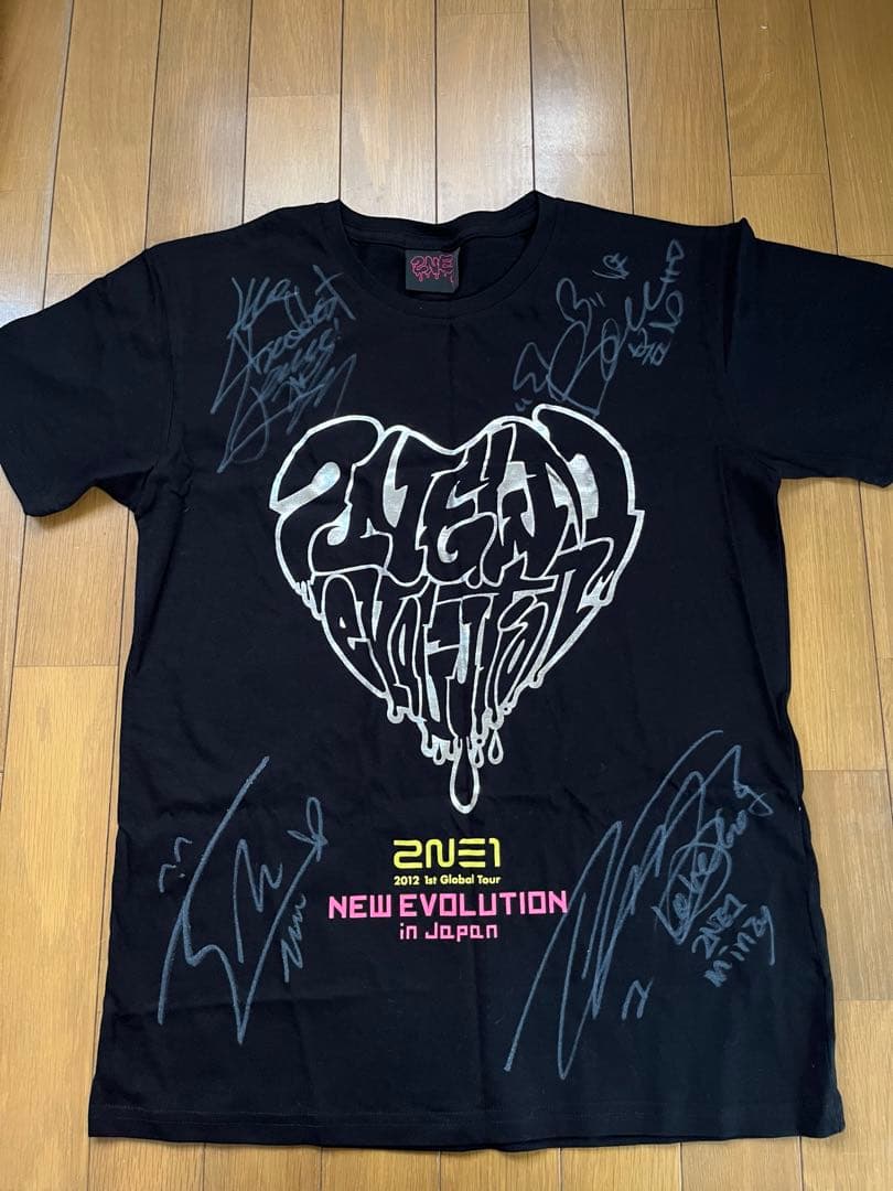 2ne1 サインTシャツ 2012 NEW EVOLUTION IN JAPAN