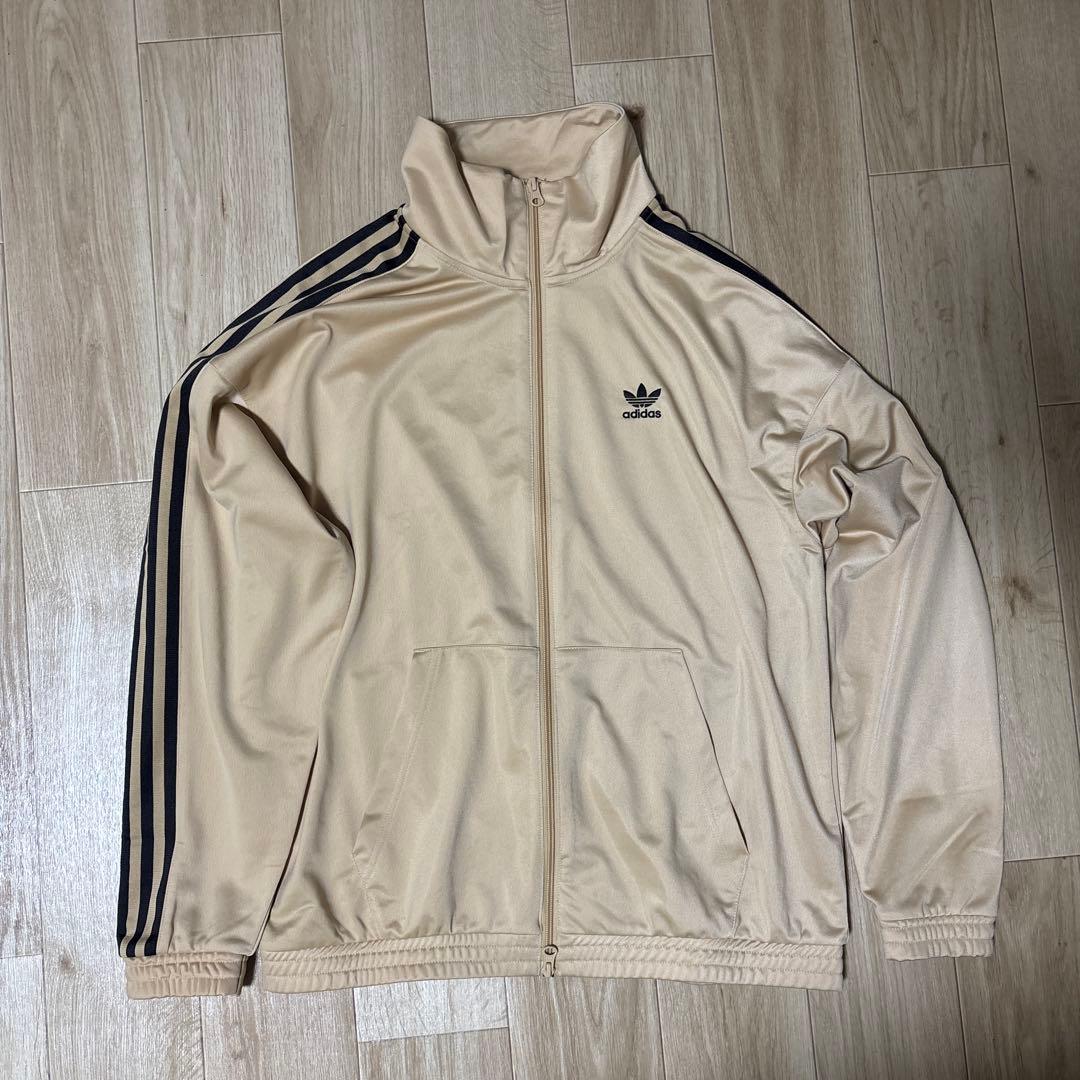 adidas ベージュ ジップアップジャケット - メルカリ