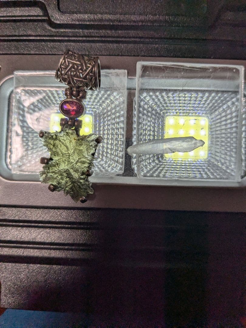 K*8様 Kate King 緑色ブローチ モルダバイト赤い石付き