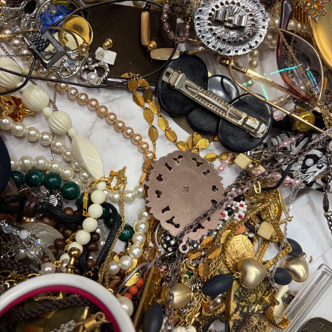 3.6キロ❗️ アクセサリー　まとめ売り　ジャンク　イミテーションアクセサリー