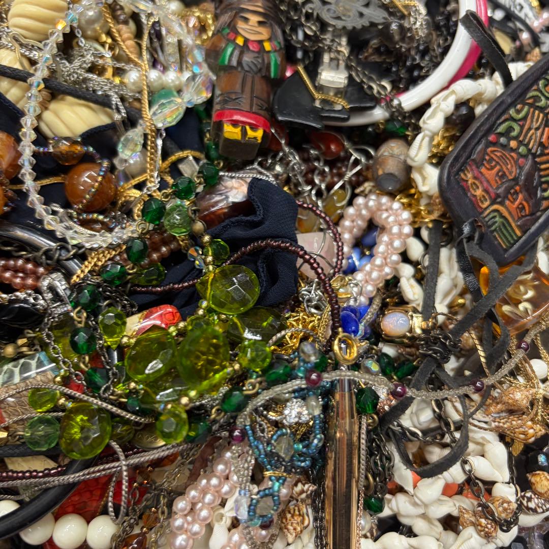 3.6キロ❗️ アクセサリー　まとめ売り　ジャンク　イミテーションアクセサリー