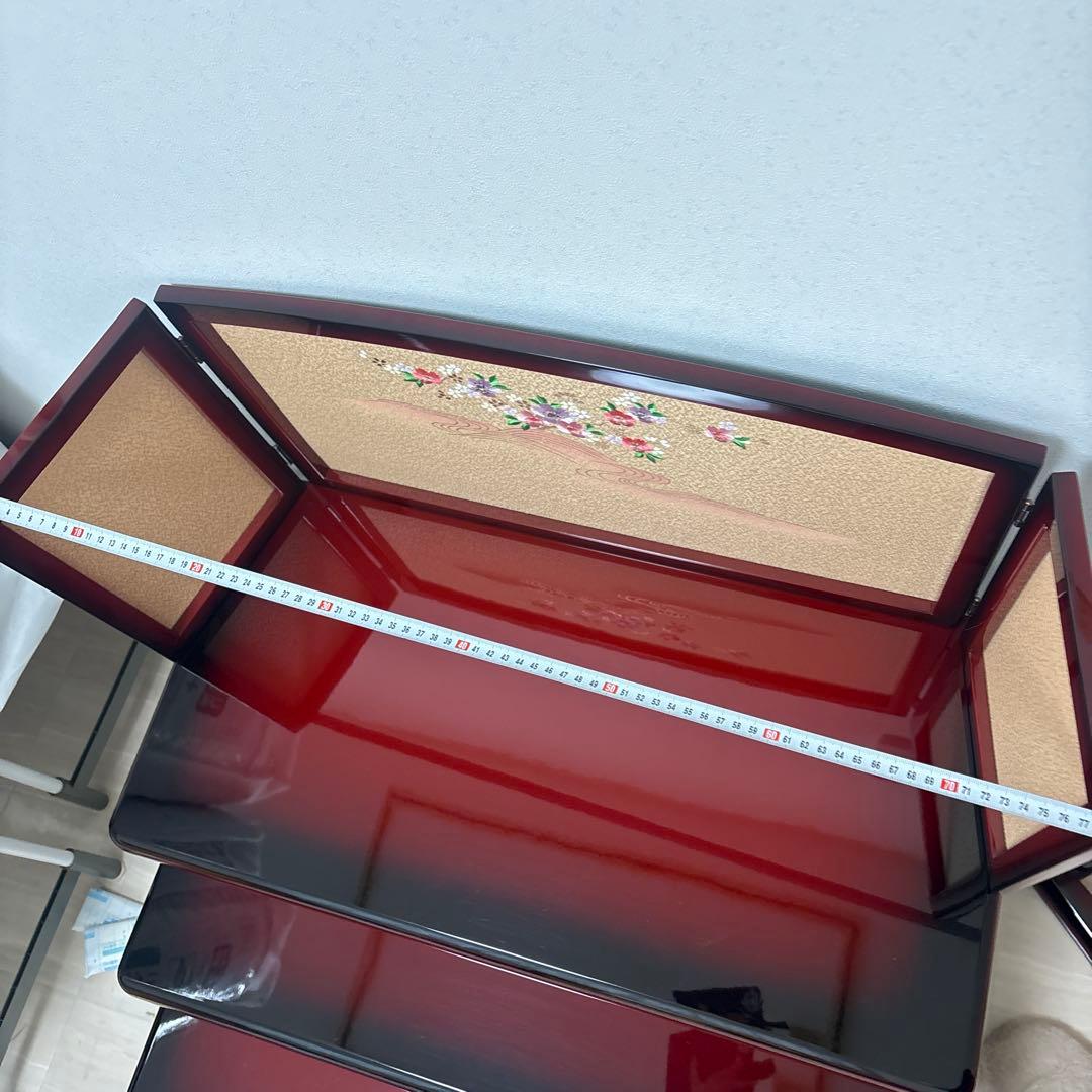 赤い花柄木製雛人形飾り台 花柄屏風2枚付き