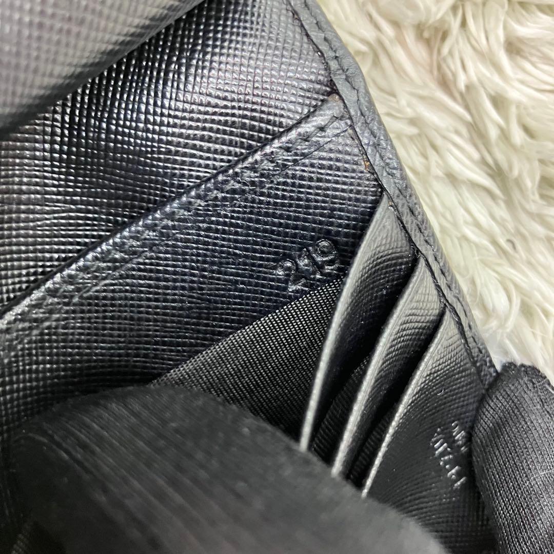 美品✨PRADA サフィアーノ メタルロゴ 二つ折り財布 フラップ ブラック