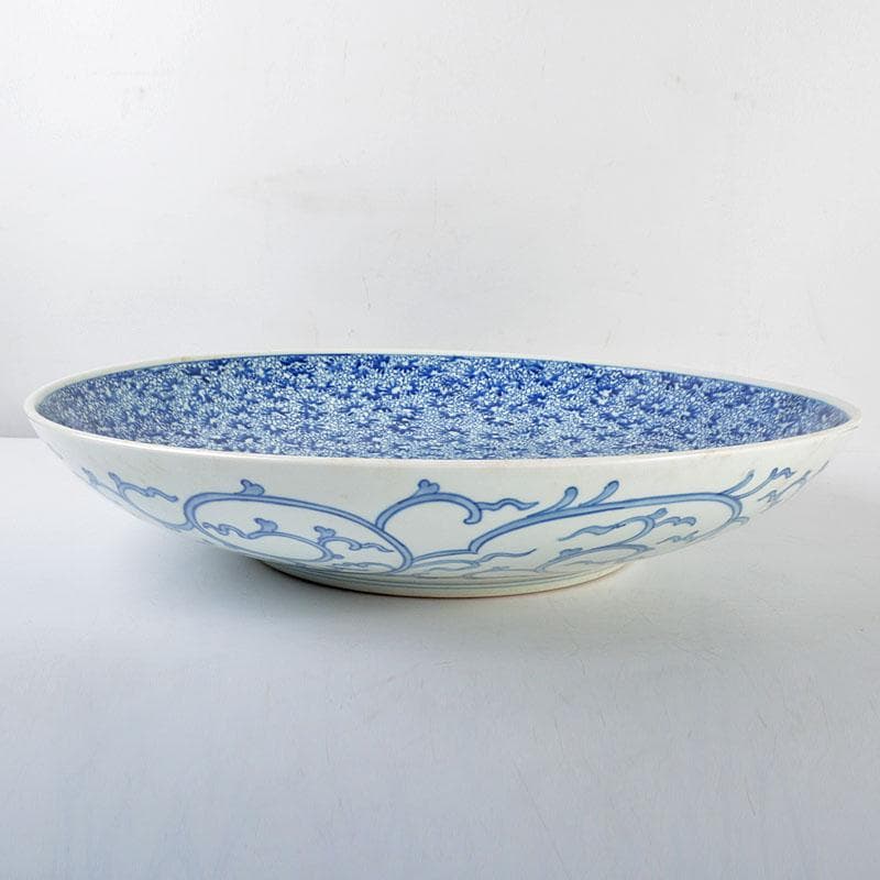 伊万里焼古伊万里 染付 総花唐草文 飾皿 大皿 大明成化年製銘 M R4605B