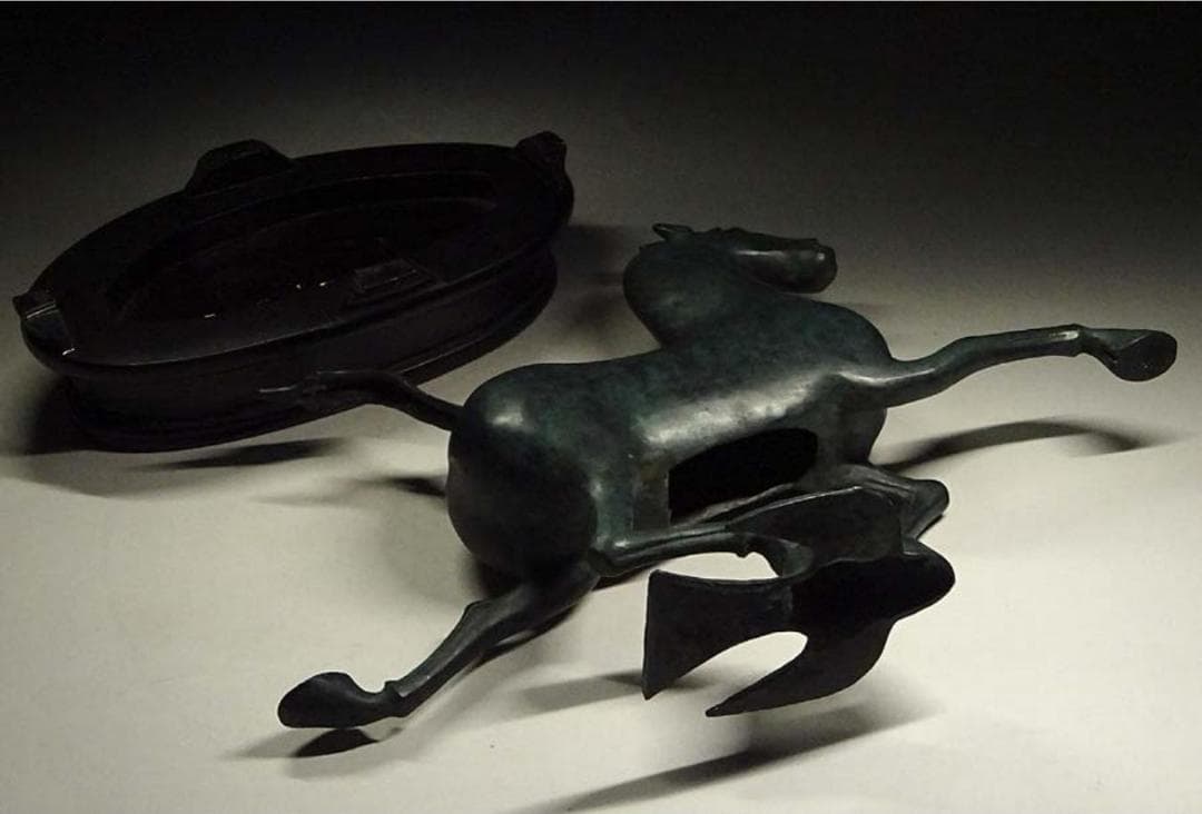 銅製 馬踏飛燕 馬の像 置物 台付き 幅約43cm c08299