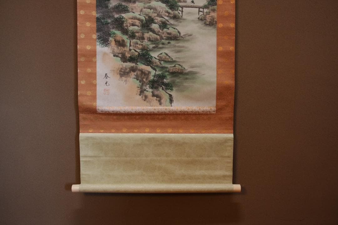 共箱（裏書あり）付き 彩色山水の図 在銘：春光 山水画 掛軸