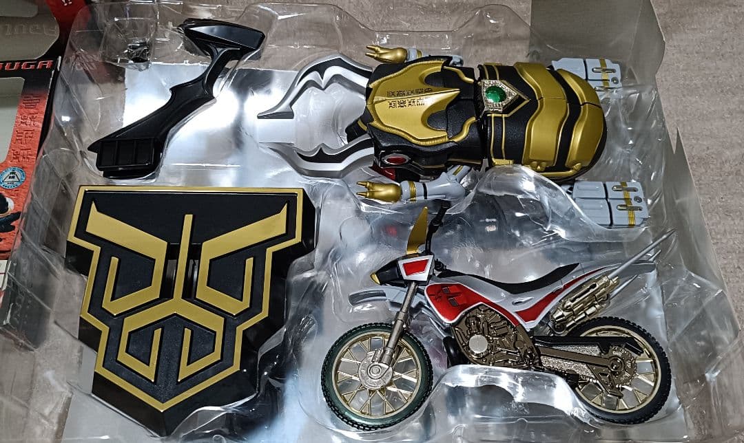 仮面ライダークウガ　DXトライゴウラム フィギュアセット