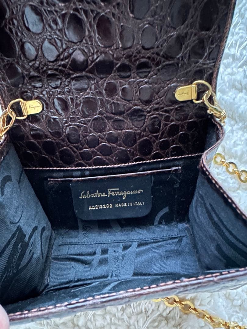 フェラガモFerragamo クロコダイル風レザー ショルダーバッグ ダーク