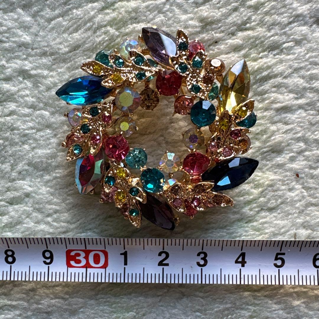 多色クリスタル調ストーン装飾 花形ブローチ - メルカリ