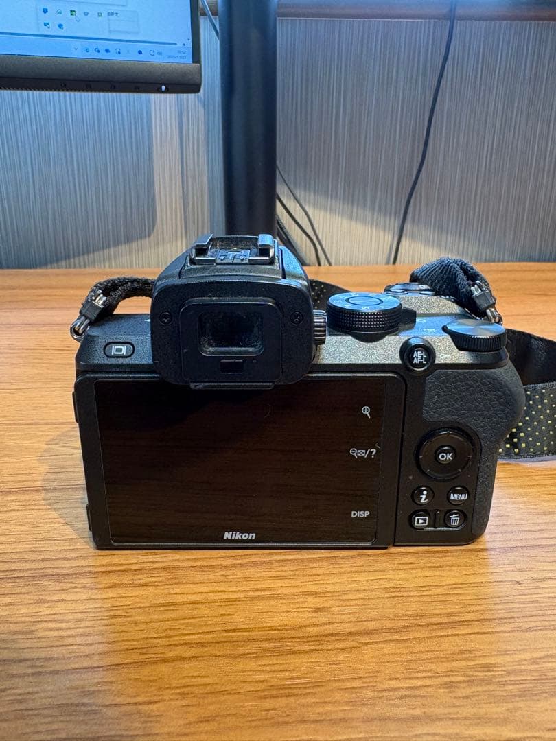 Nikon Z50 ボディ 充電器・バッテリー2個・ストロボ・ミニ三脚つき