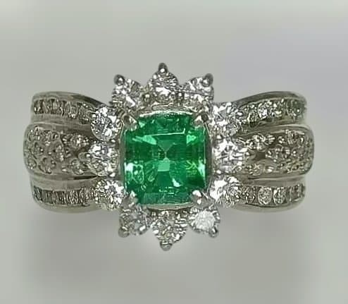 エメラルド 0.69㌌ダイヤ0.82㌌プラチナ枠900 重10.6g 11号鑑別