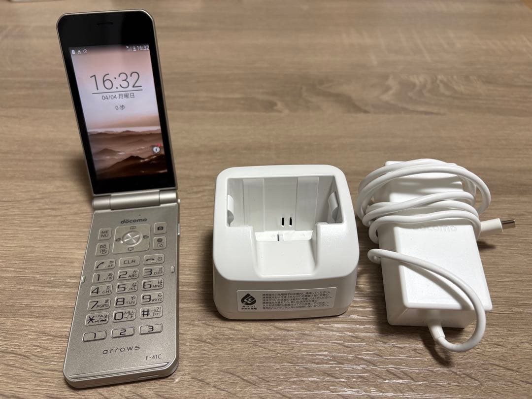 docomo F-41C シルバー折りたたみ式携帯電話 - メルカリ