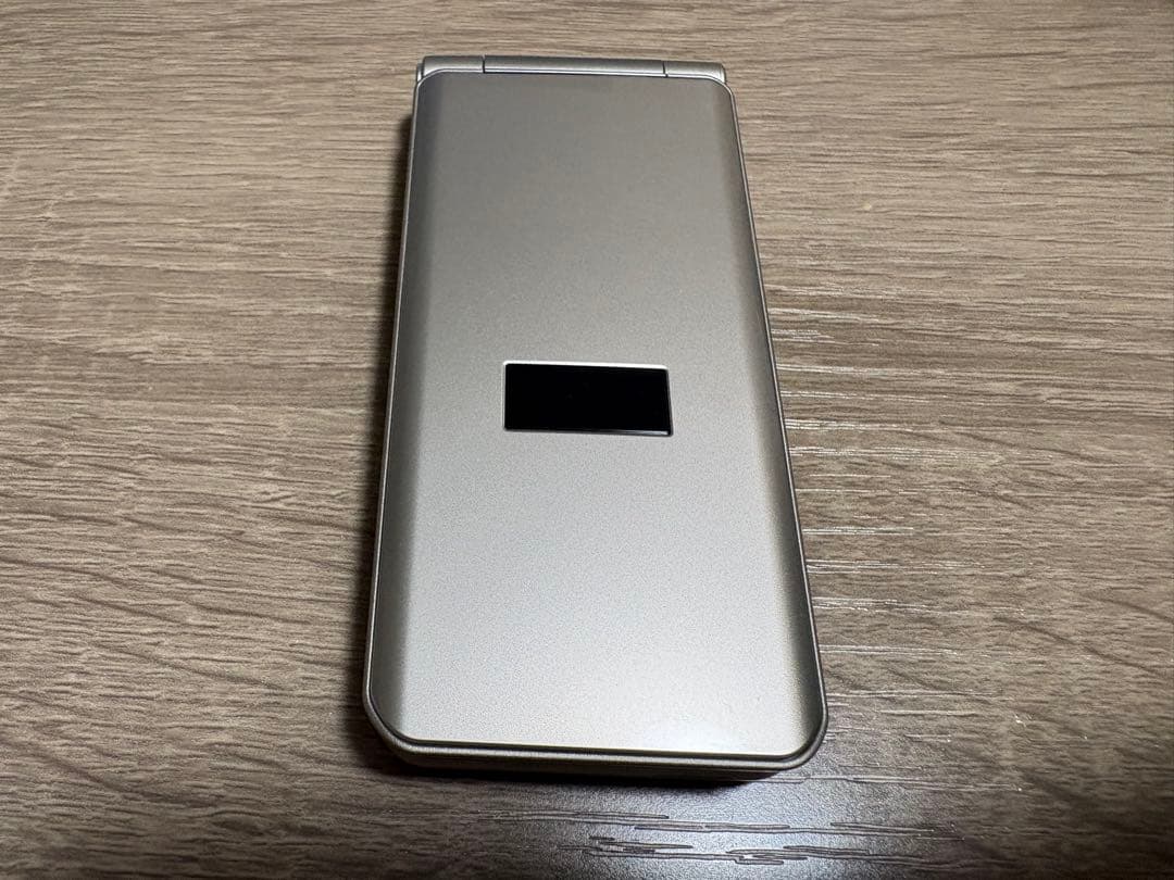 docomo F-41C シルバー折りたたみ式携帯電話 - メルカリ