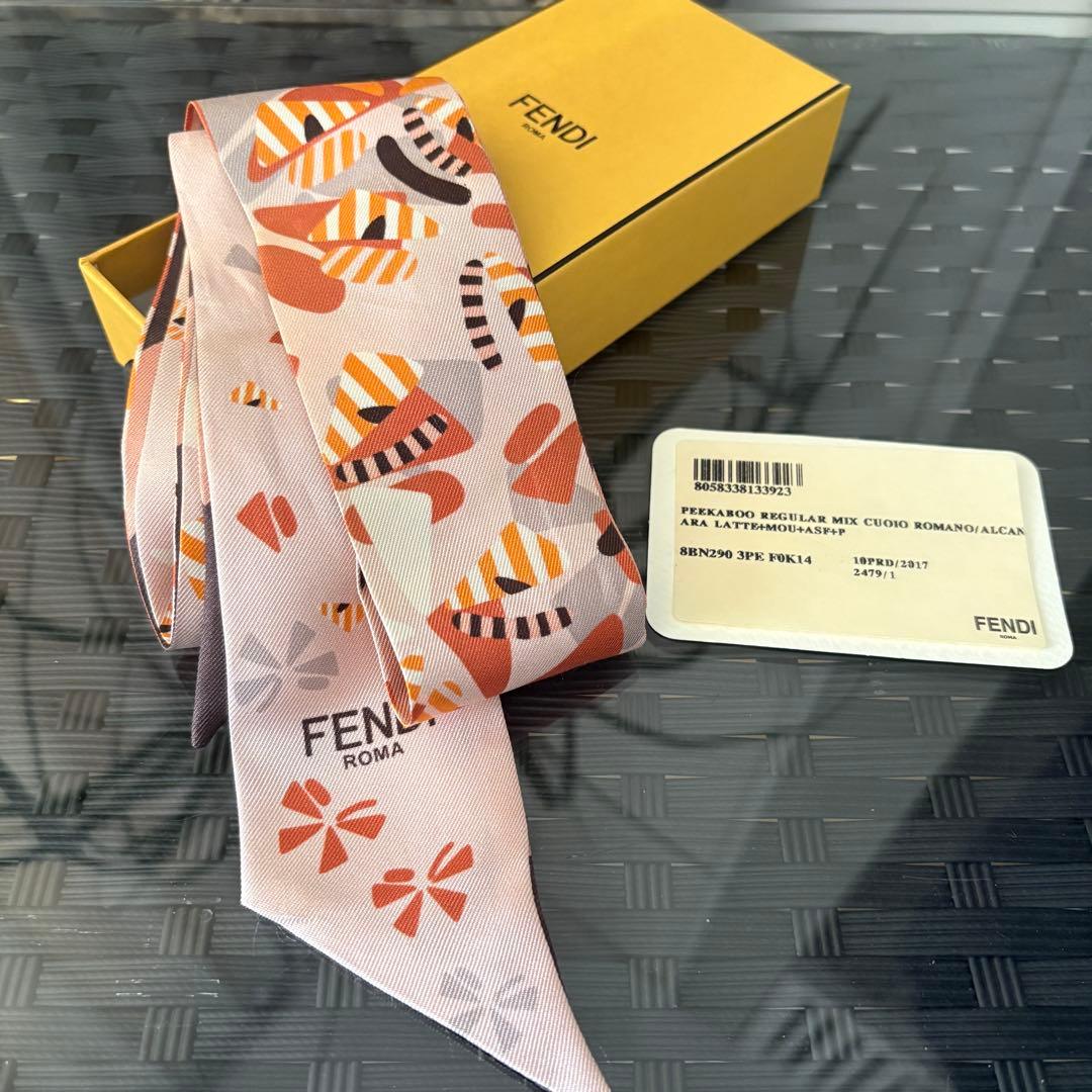 ラッピー付き FENDI フェンディ　ピーカブー セレリア　ミディアム