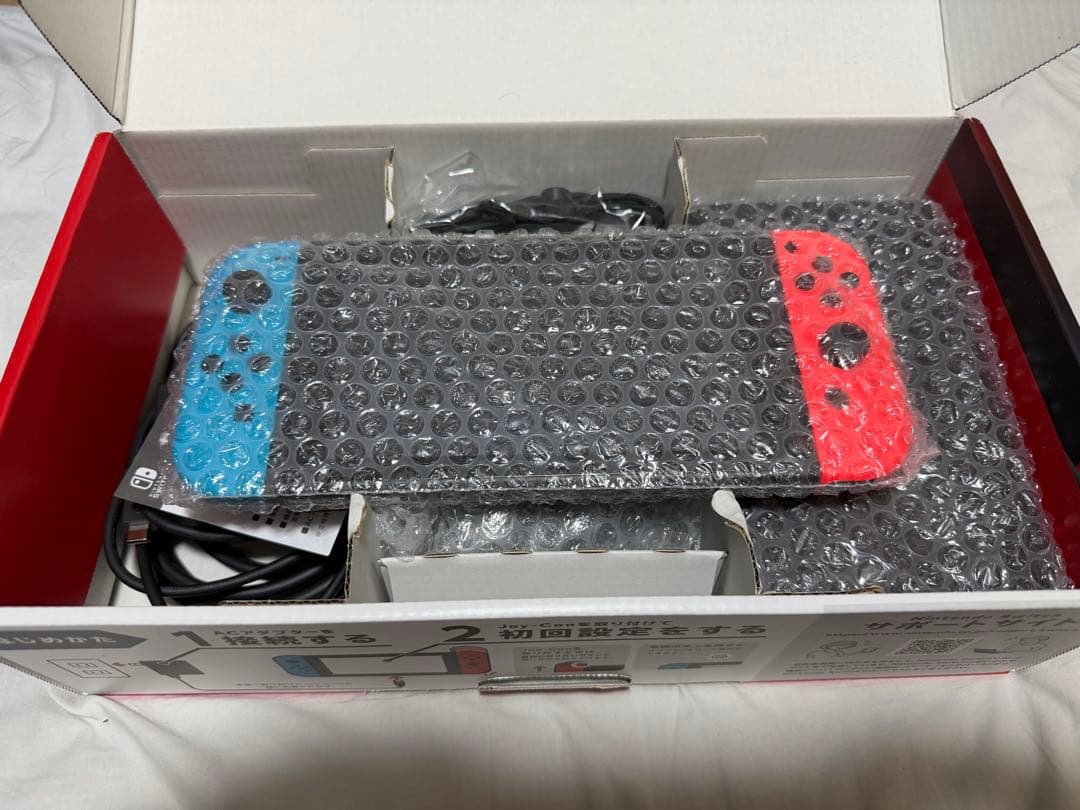 Nintendo Switch 本体　2本のソフト付きネオンブルー・ネオンレッド